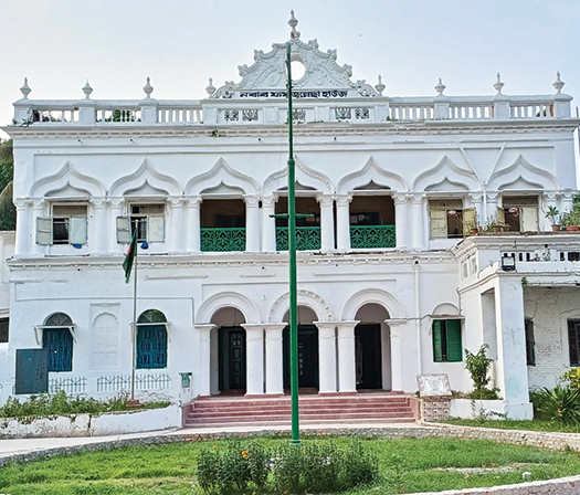 নারীশিক্ষার অগ্রদূত নবাব ফয়জুন্নেসা চৌধুরানীর বাড়ি : মোশাররফ হোসেন