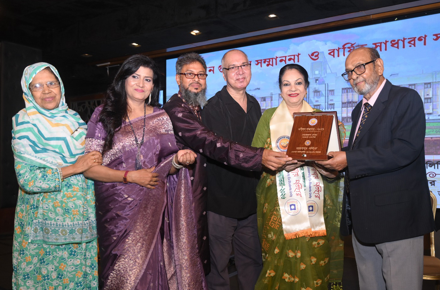 গুণীজন সম্মাননা পেলেন মেহেরুন নেসা