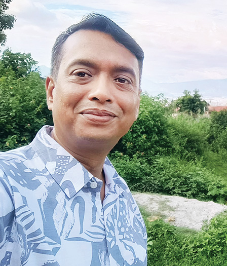 হিমালয়ের পাদদেশে অন্তর্মুখী যাত্রা : সঞ্জয় মজুমদার